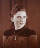braunes kleid mit kette.jpg